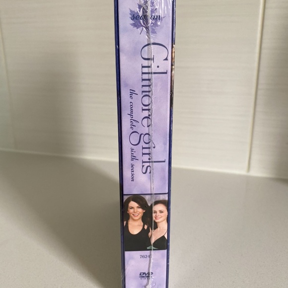 Gilmore Girls 6th Season DVD Set - Picture 3 of 4
